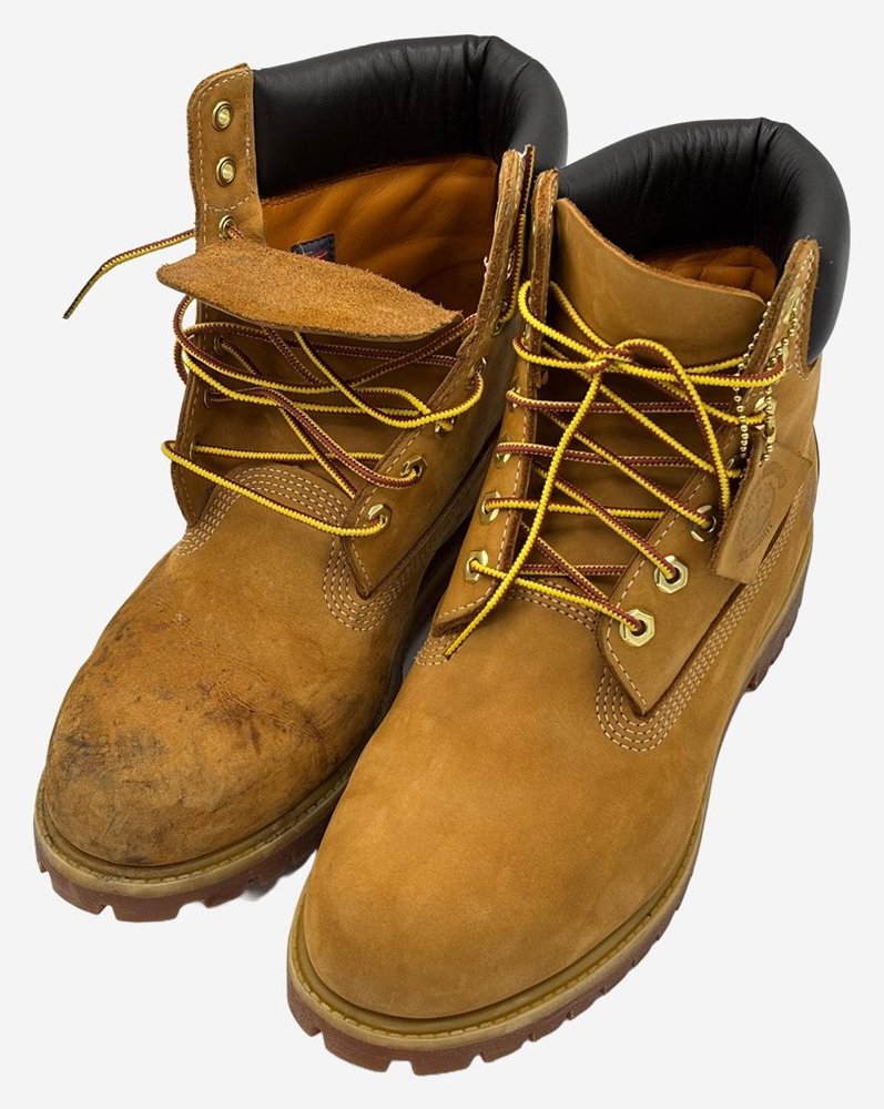 Boots en nubuck camel : à gauche tachée, à droite ravivée